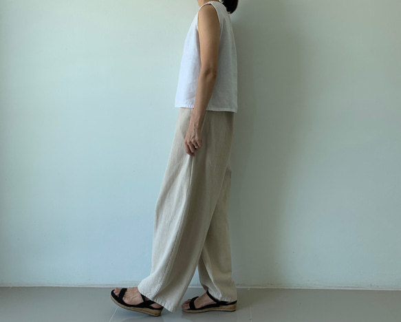ゆったりなのに、スッキリ見せ。美しい立体シルエットが叶う、切り替えリネンロングパンツ　生成り色　　 4枚目の画像