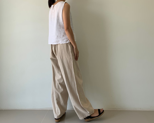 ゆったりなのに、スッキリ見せ。美しい立体シルエットが叶う、切り替えリネンロングパンツ　生成り色　　 5枚目の画像
