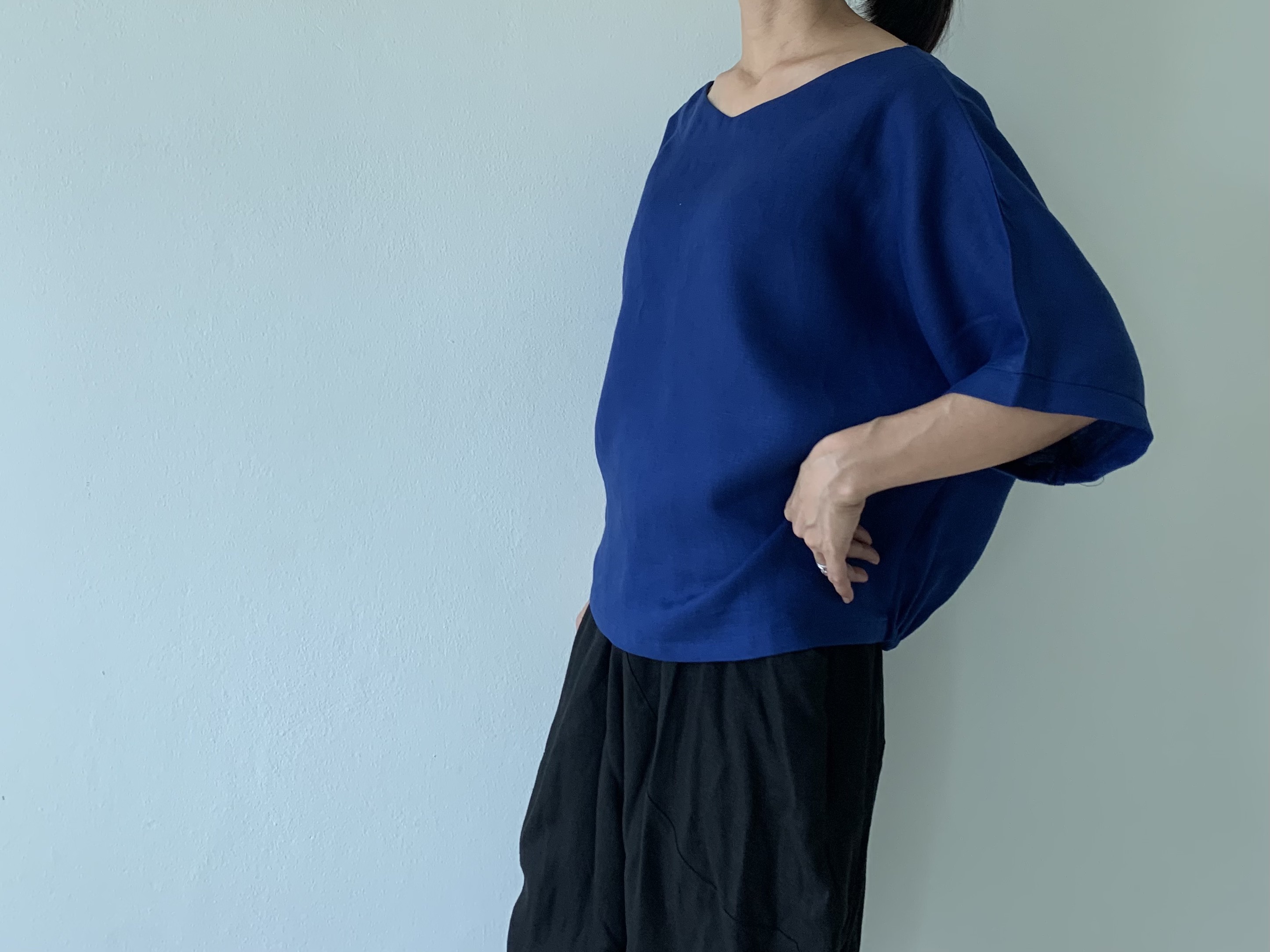 着脱楽らく。ふんわりシルエットで魅せるさりげない甘さ。 Vネックリネンブラウス　ゴム入り　 プルオーバー　ブルー色