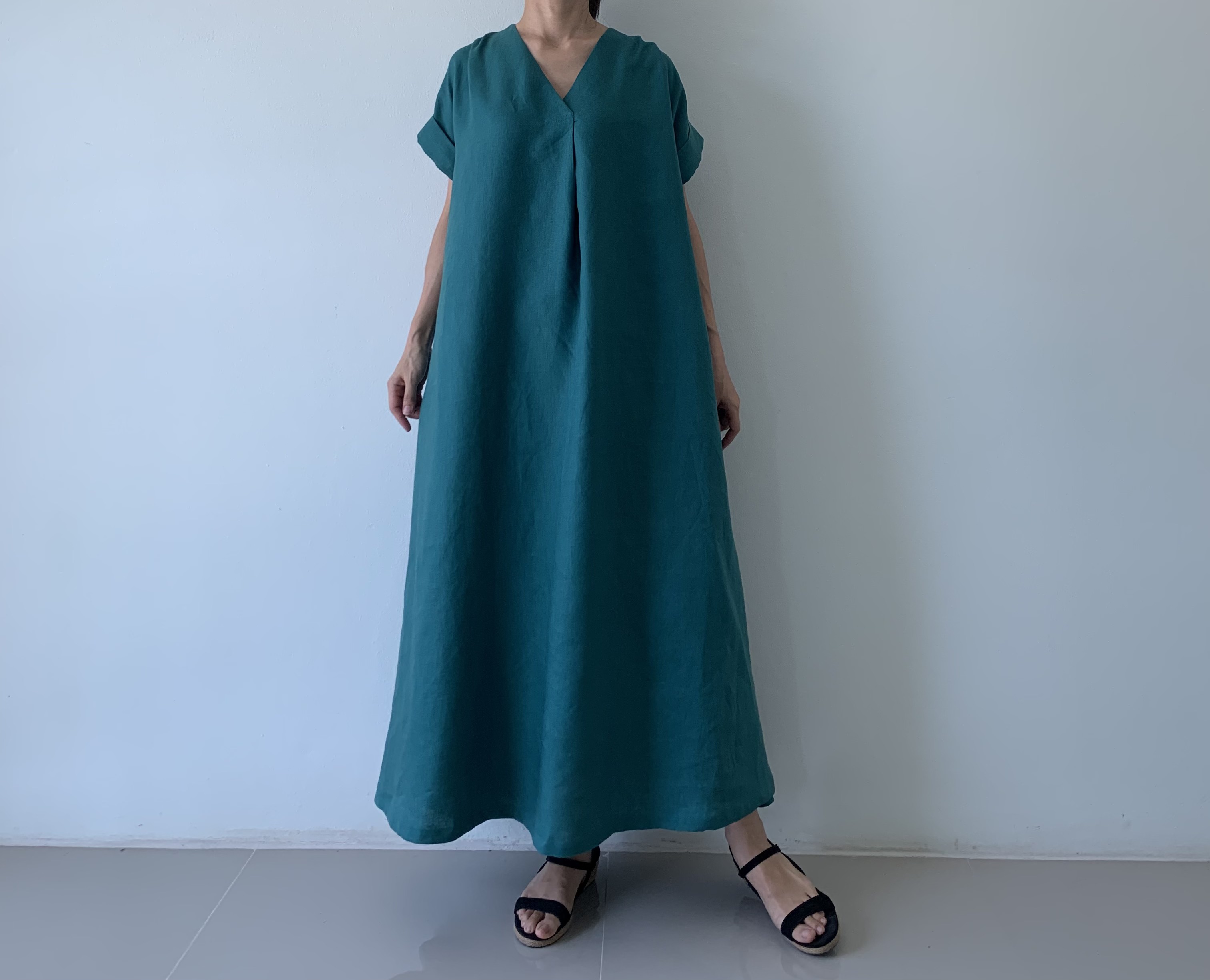 時短で大人のエレガント。ゆったり1枚で綺麗なラインマキシフレアワンピース   ピーコックグリーン色