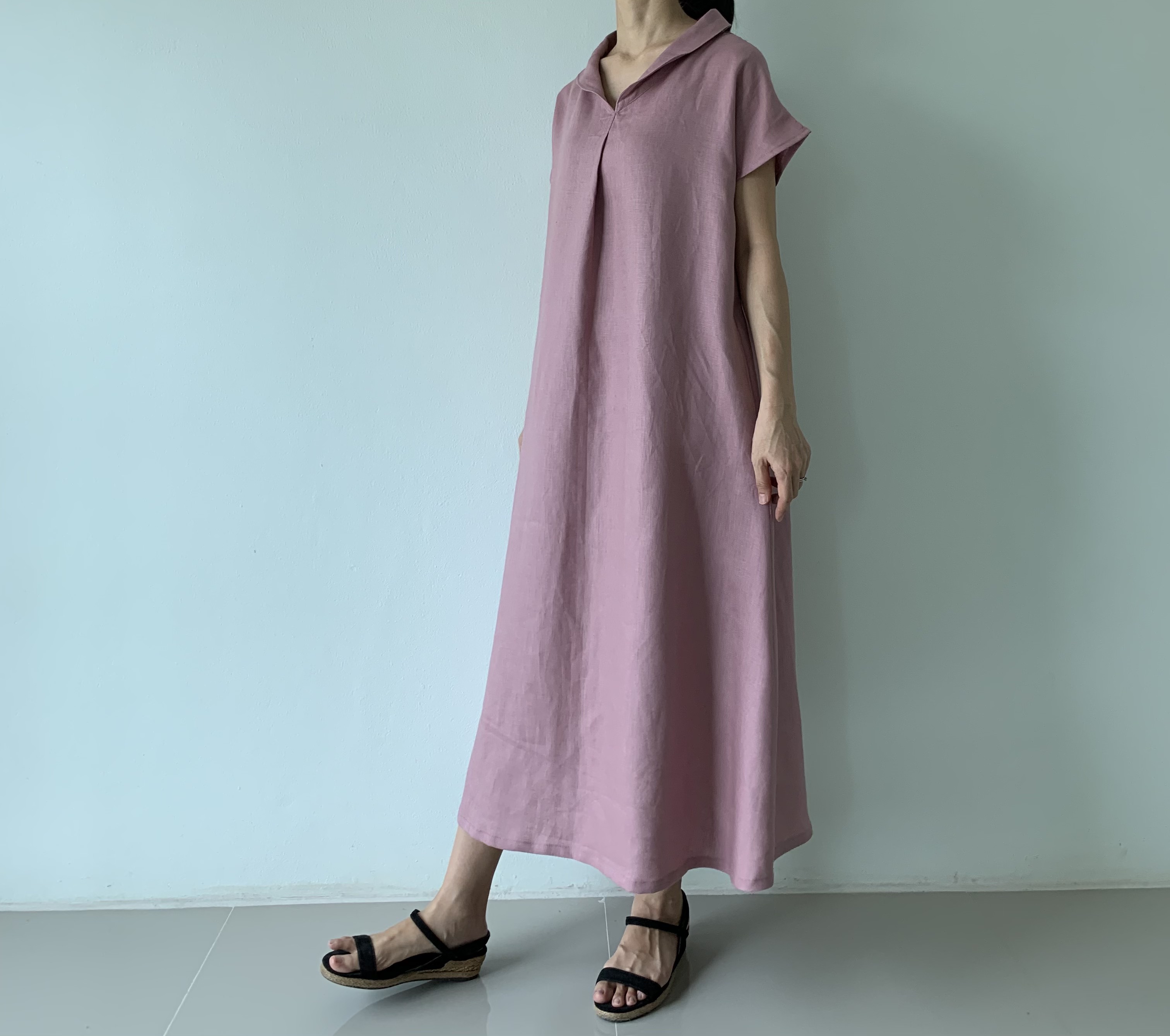 美しく体型カバー。上品さが漂う大人の日常着。半袖へちま襟リネンワンピース　アースカラースモーキーパープル色