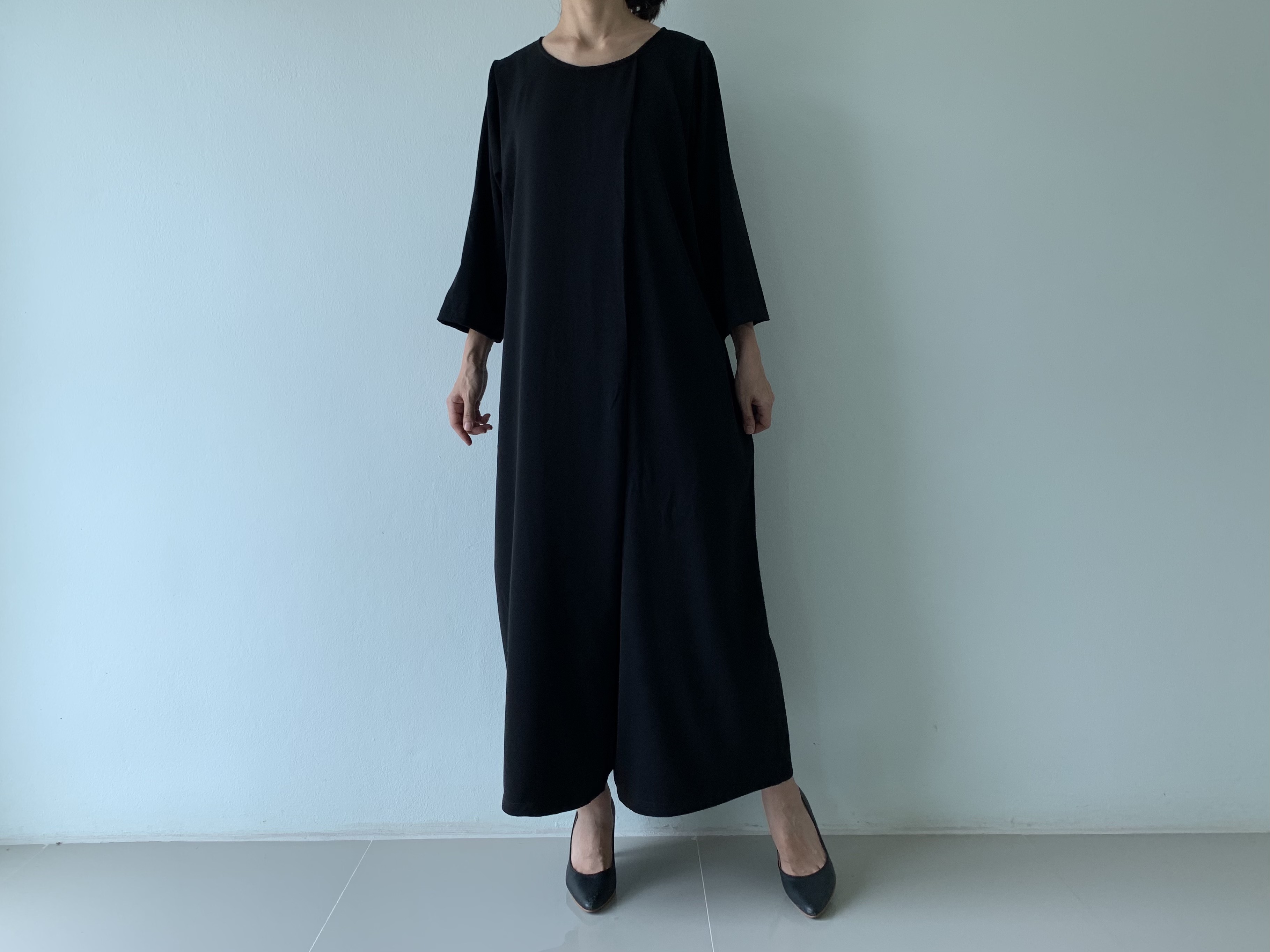 “大人のリラックスシルエット“フォーマルなオールインワン。タック入り。黒色　フォーマル