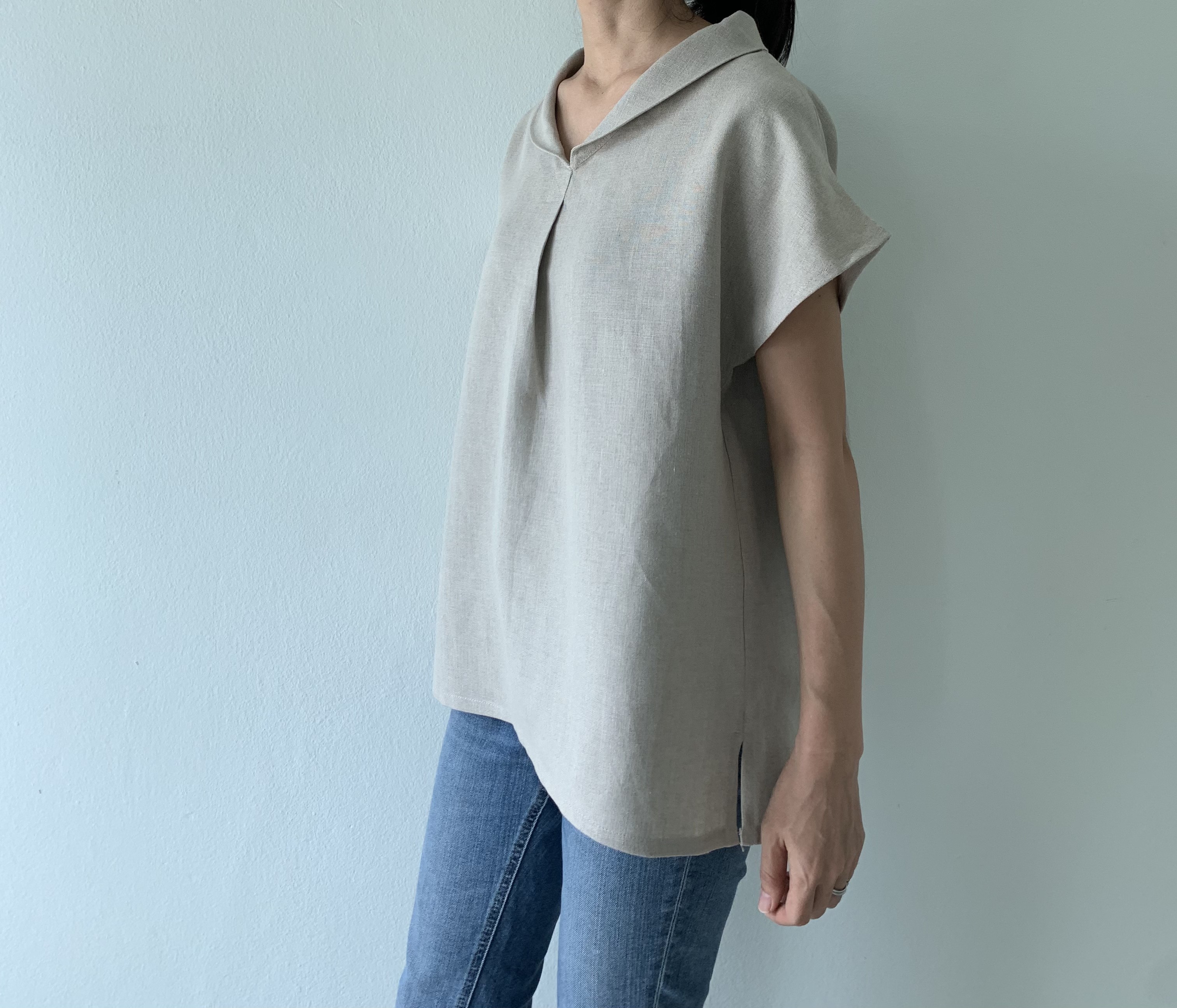 さらりと着るだけで整う。優しいラインのヘチマ襟。リネン100ブラウス、プルオーバー  生成り色
