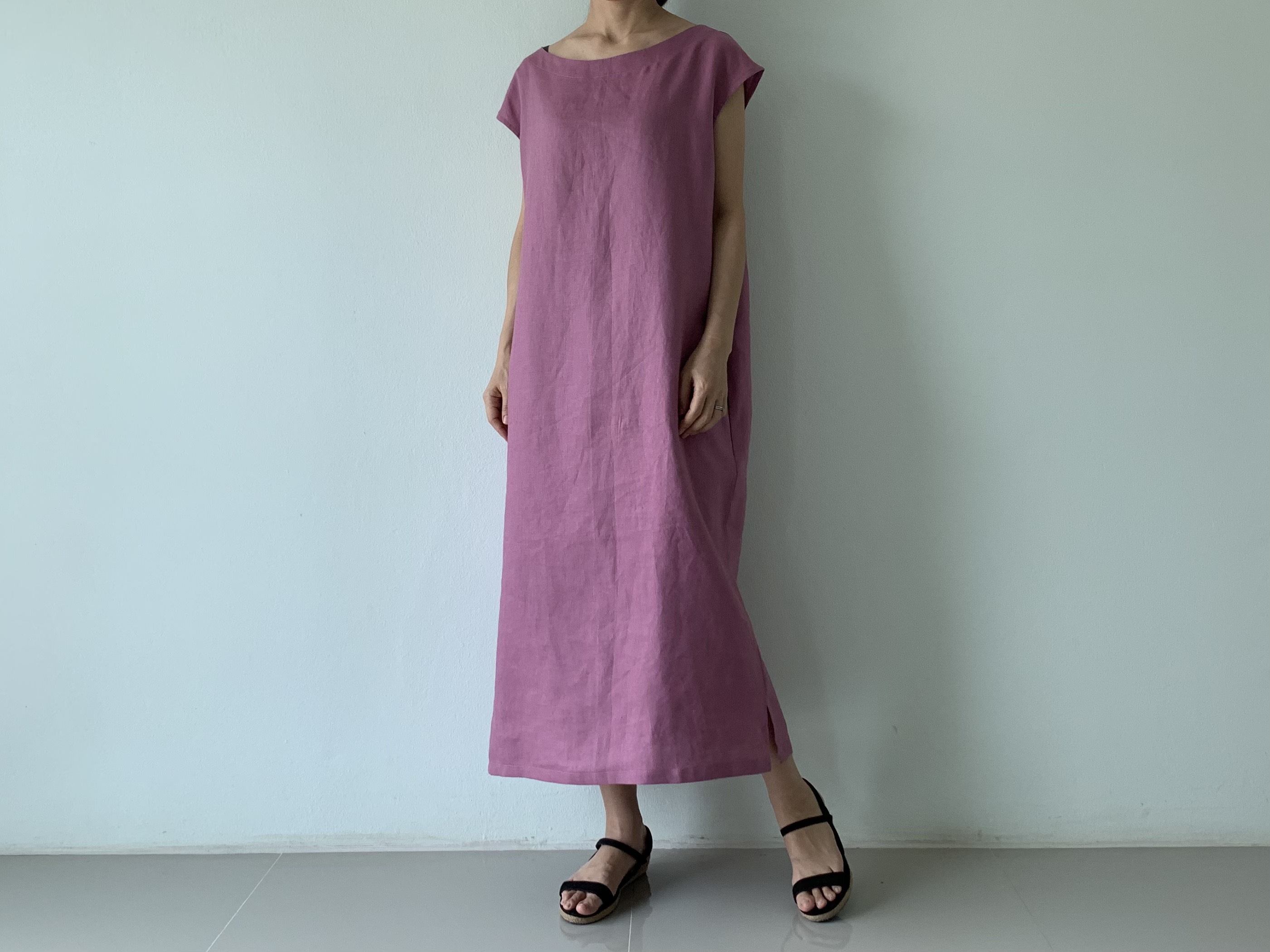 雨の日も映える。絵になる女優風ワンピース。リネン100のアイラインロングワンピース 紫陽花色 8,626円