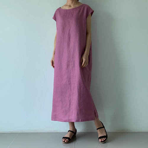 雨の日も映える。絵になる女優風ワンピース。リネン100のアイライン