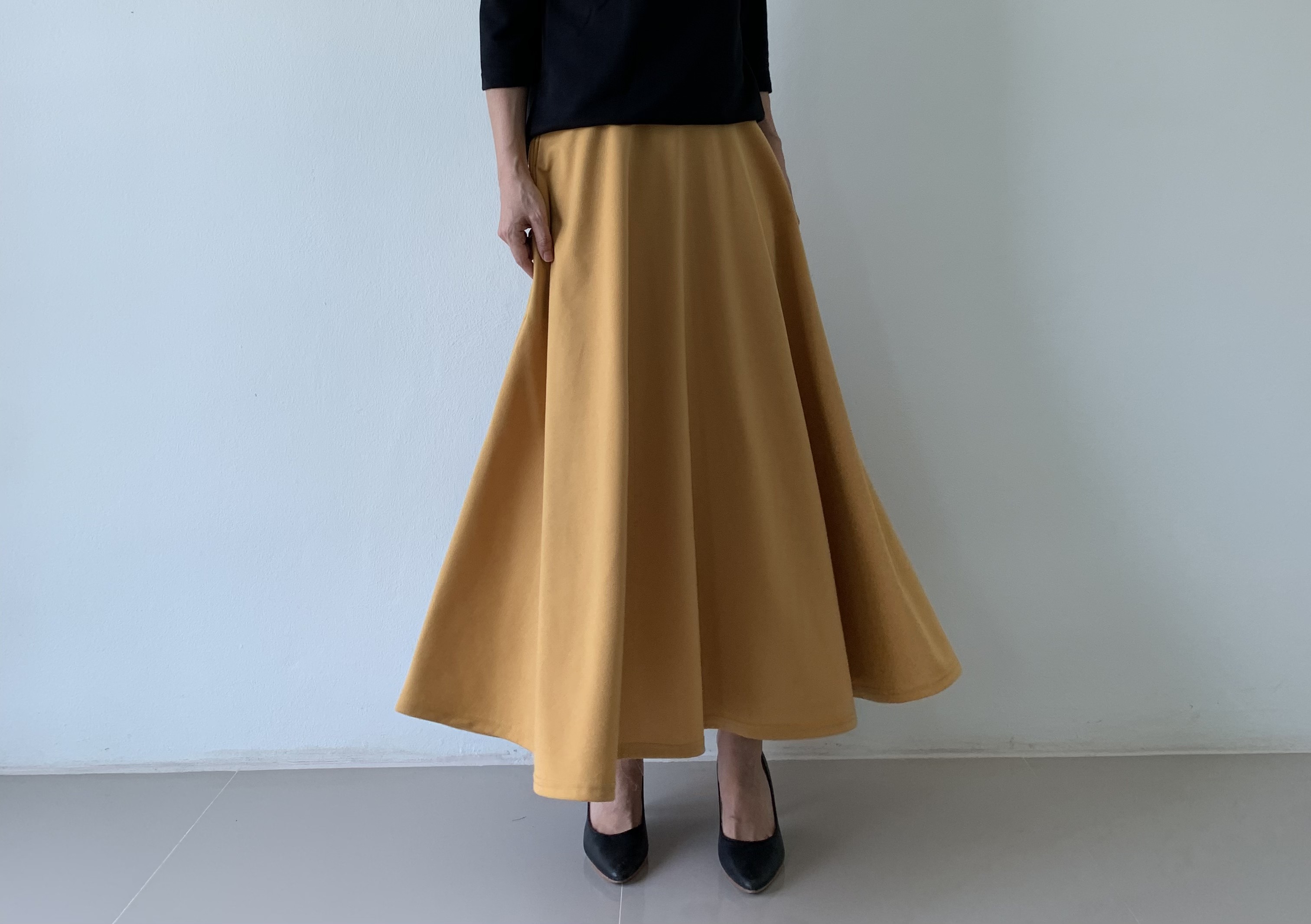 たっぷりフレアが美しい。グッと気分が上がるレディ感溢れるサーキュラースカート。イエローマスタードPLS01Yel.F