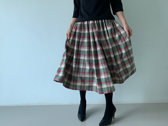 最後の1枚ミモレ丈 英国風なフレアギャザースカート  シンプル  チェック　コットン 1枚目の画像