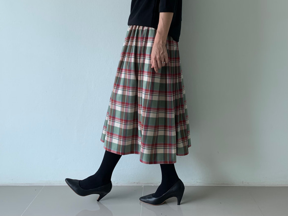 最後の1枚ミモレ丈 英国風なフレアギャザースカート  シンプル  チェック　コットン 4枚目の画像