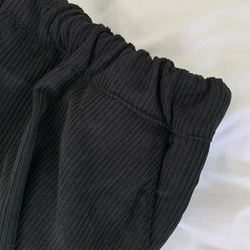 しっとりコーデュロイが作る。秋冬だけのロングパンツ。ゆったりなのにスッキリ見せ。黒 14枚目の画像