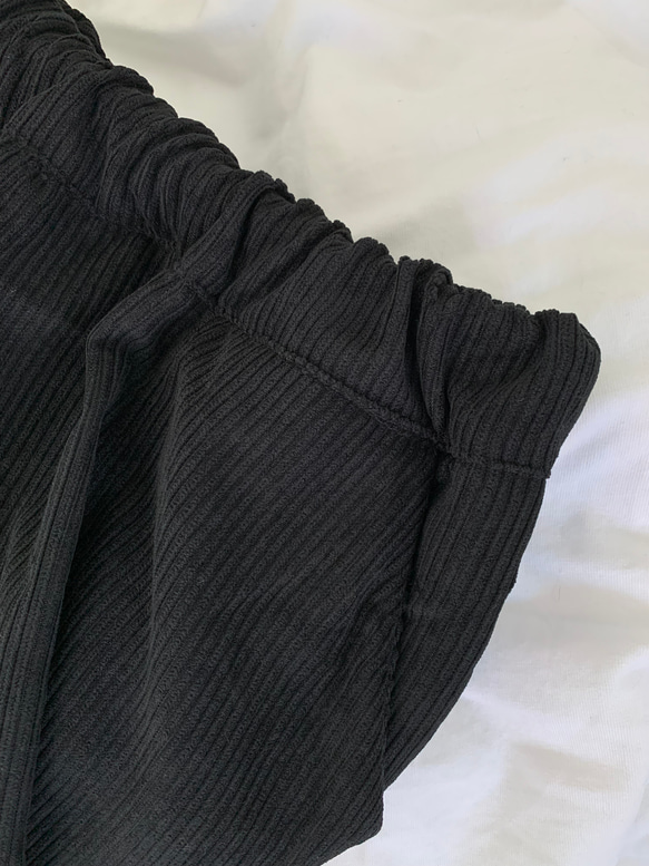 しっとりコーデュロイが作る。秋冬だけのロングパンツ。ゆったりなのにスッキリ見せ。黒 14枚目の画像