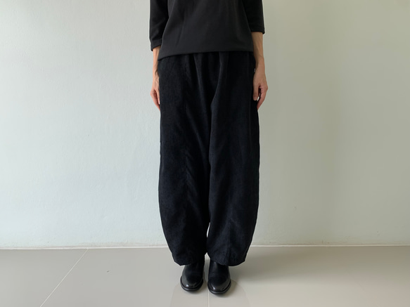 しっとりコーデュロイが作る。秋冬だけのロングパンツ。ゆったりなのにスッキリ見せ。黒 5枚目の画像