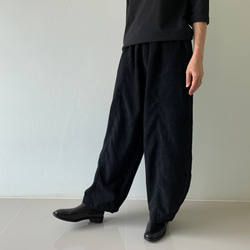 しっとりコーデュロイが作る。秋冬だけのロングパンツ。ゆったりなのにスッキリ見せ。黒 6枚目の画像