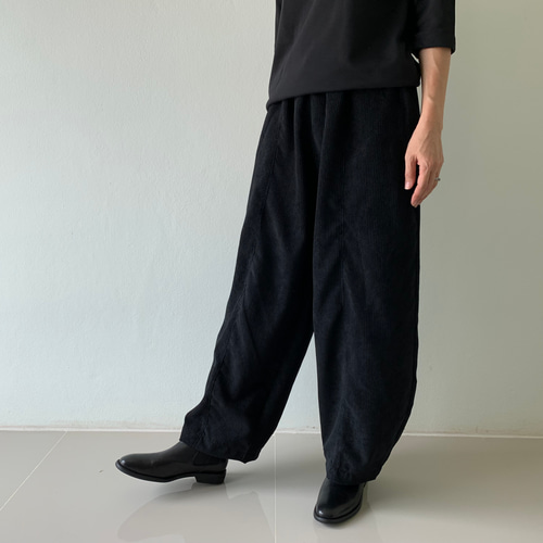 しっとりコーデュロイが作る秋冬だけのロングパンツ。ゆったり