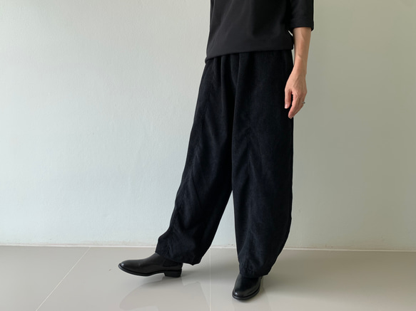 しっとりコーデュロイが作る。秋冬だけのロングパンツ。ゆったりなのにスッキリ見せ。黒 6枚目の画像