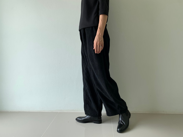 しっとりコーデュロイが作る。秋冬だけのロングパンツ。ゆったりなのにスッキリ見せ。黒 7枚目の画像