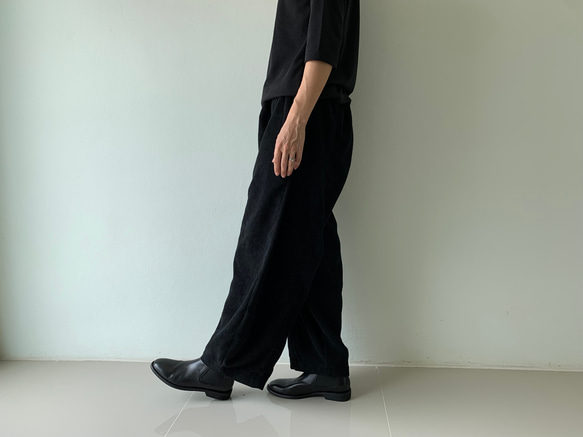 しっとりコーデュロイが作る。秋冬だけのロングパンツ。ゆったりなのにスッキリ見せ。黒 8枚目の画像