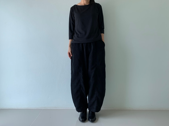 しっとりコーデュロイが作る。秋冬だけのロングパンツ。ゆったりなのにスッキリ見せ。黒 9枚目の画像