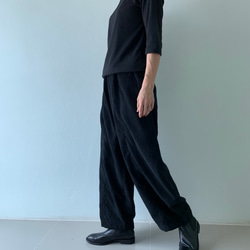 しっとりコーデュロイが作る。秋冬だけのロングパンツ。ゆったりなのにスッキリ見せ。黒 11枚目の画像