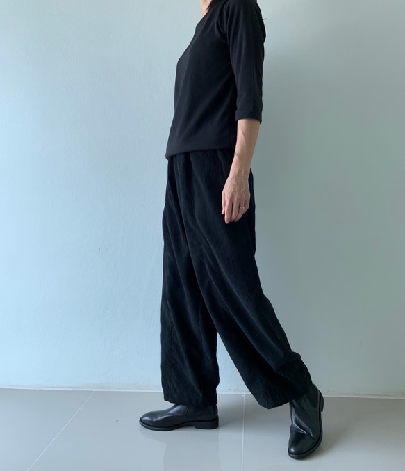 しっとりコーデュロイが作る。秋冬だけのロングパンツ。ゆったりなのにスッキリ見せ。黒 11枚目の画像