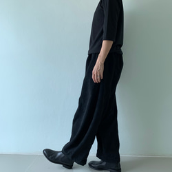 しっとりコーデュロイが作る。秋冬だけのロングパンツ。ゆったりなのにスッキリ見せ。黒 12枚目の画像