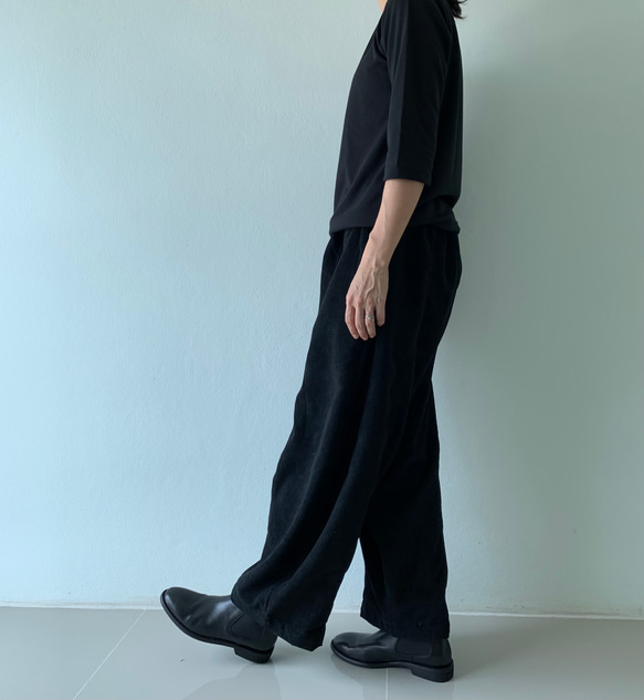 しっとりコーデュロイが作る。秋冬だけのロングパンツ。ゆったりなのにスッキリ見せ。黒 12枚目の画像