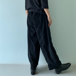 しっとりコーデュロイが作る。秋冬だけのロングパンツ。ゆったりなのにスッキリ見せ。黒 13枚目の画像