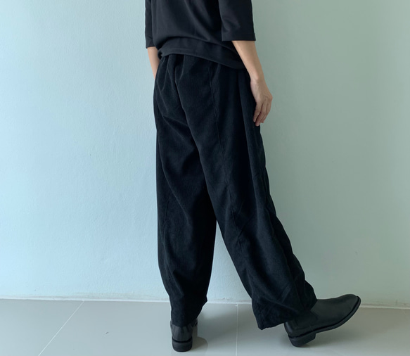 しっとりコーデュロイが作る。秋冬だけのロングパンツ。ゆったりなのにスッキリ見せ。黒 13枚目の画像