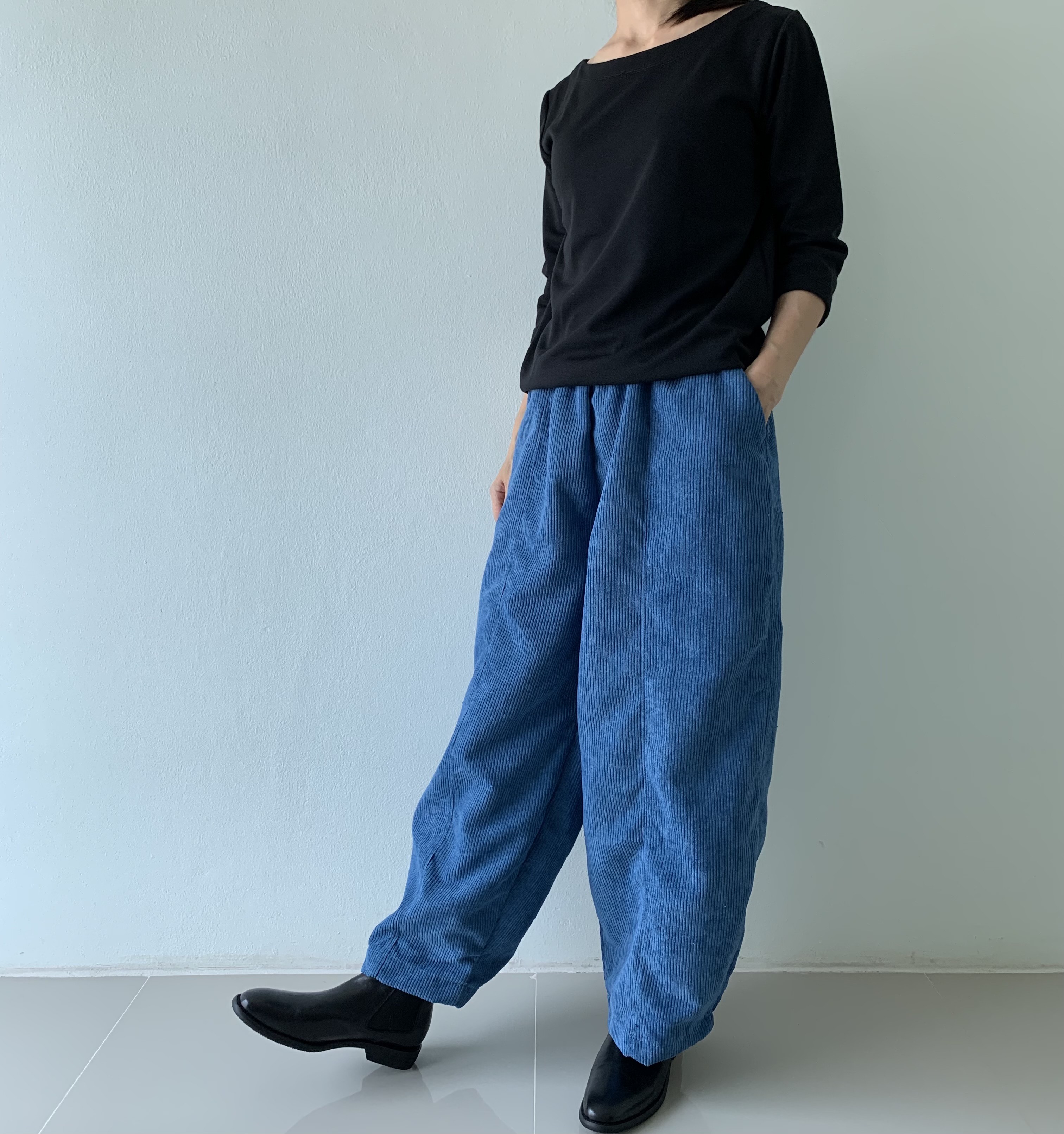 【新作】しっとりコーデュロイが作る。ゆったりなのにスッキリ見せ。秋冬だけのブルー。コーデュロイロングパンツ