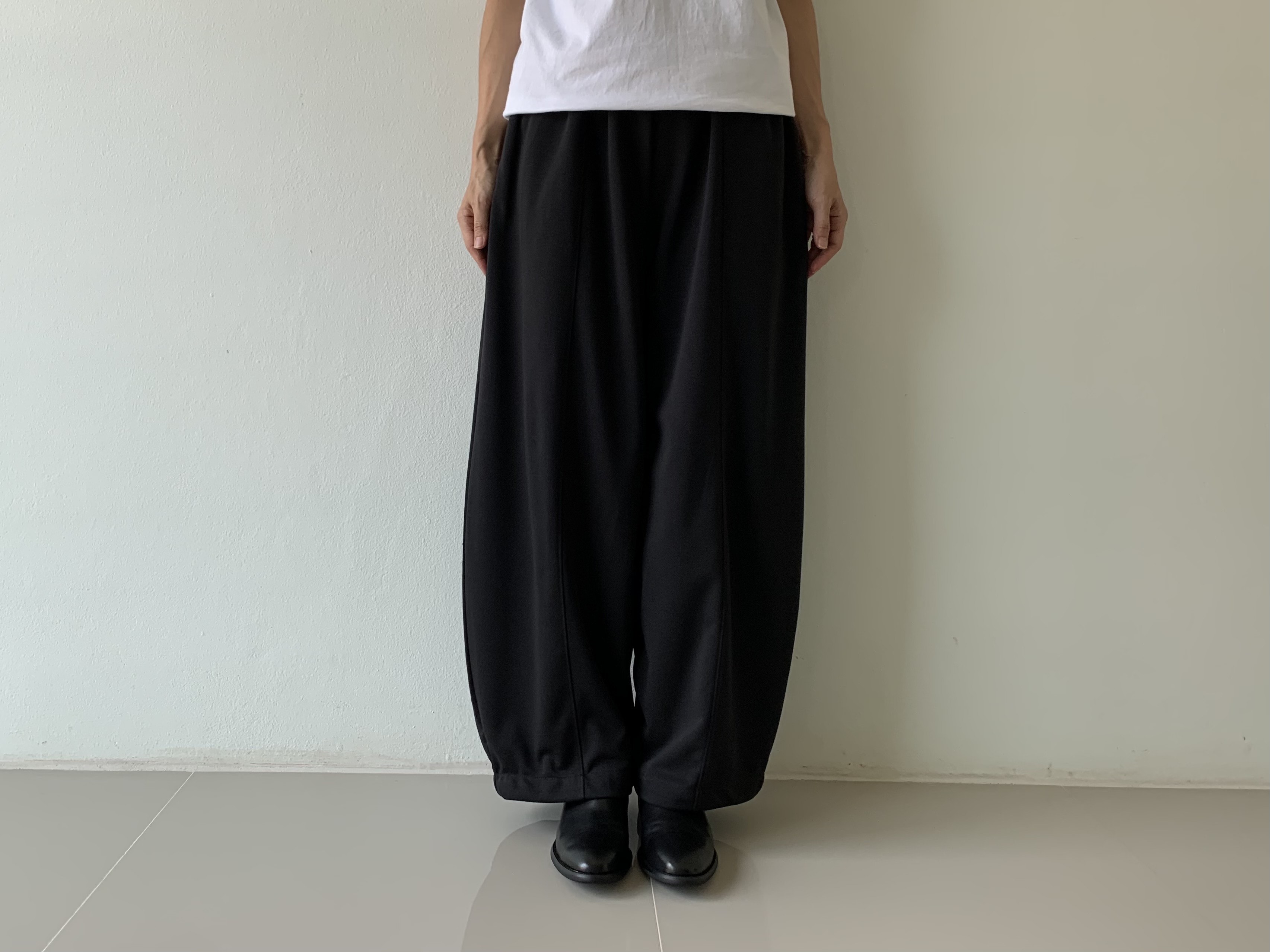 ゆったりなのにスッキリ見え。ポンチ素材で作る大人コクーン。ワイドパンツ。黒色