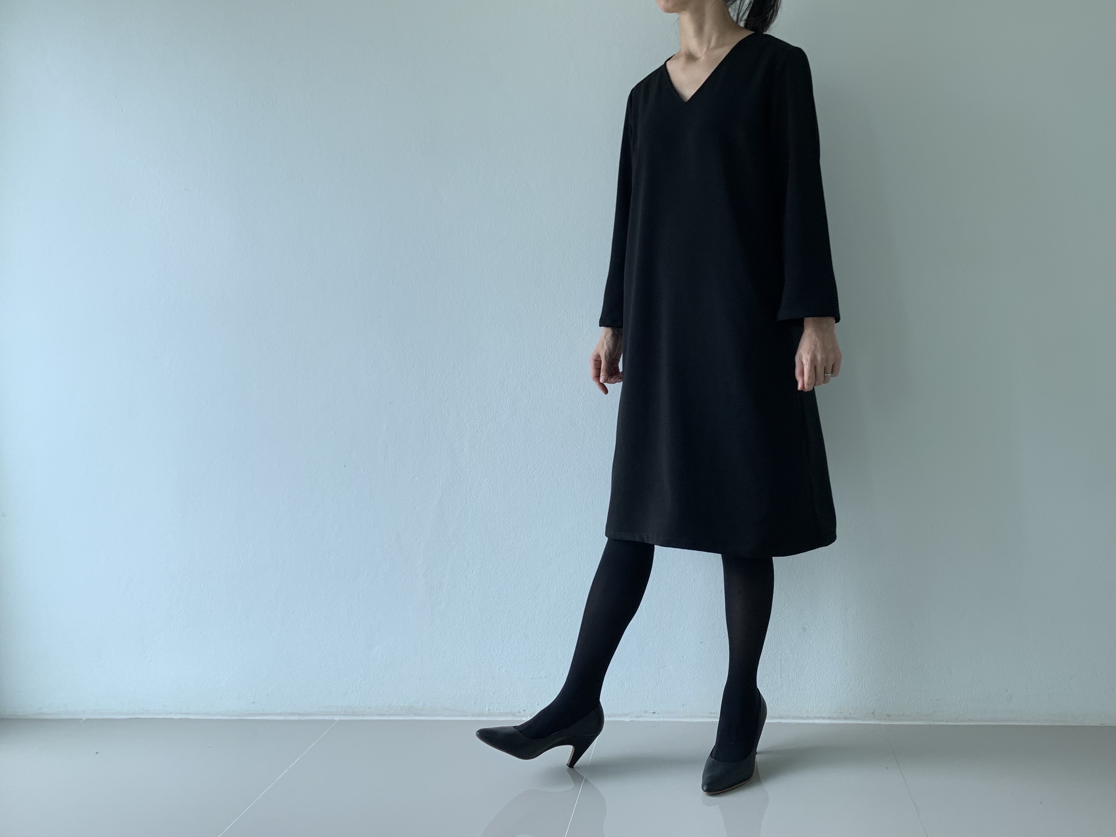 ミニマルで女性らしさを最大限に惹き出す。大人のシンプルエーラインワンピース 。フォーマル。黒色