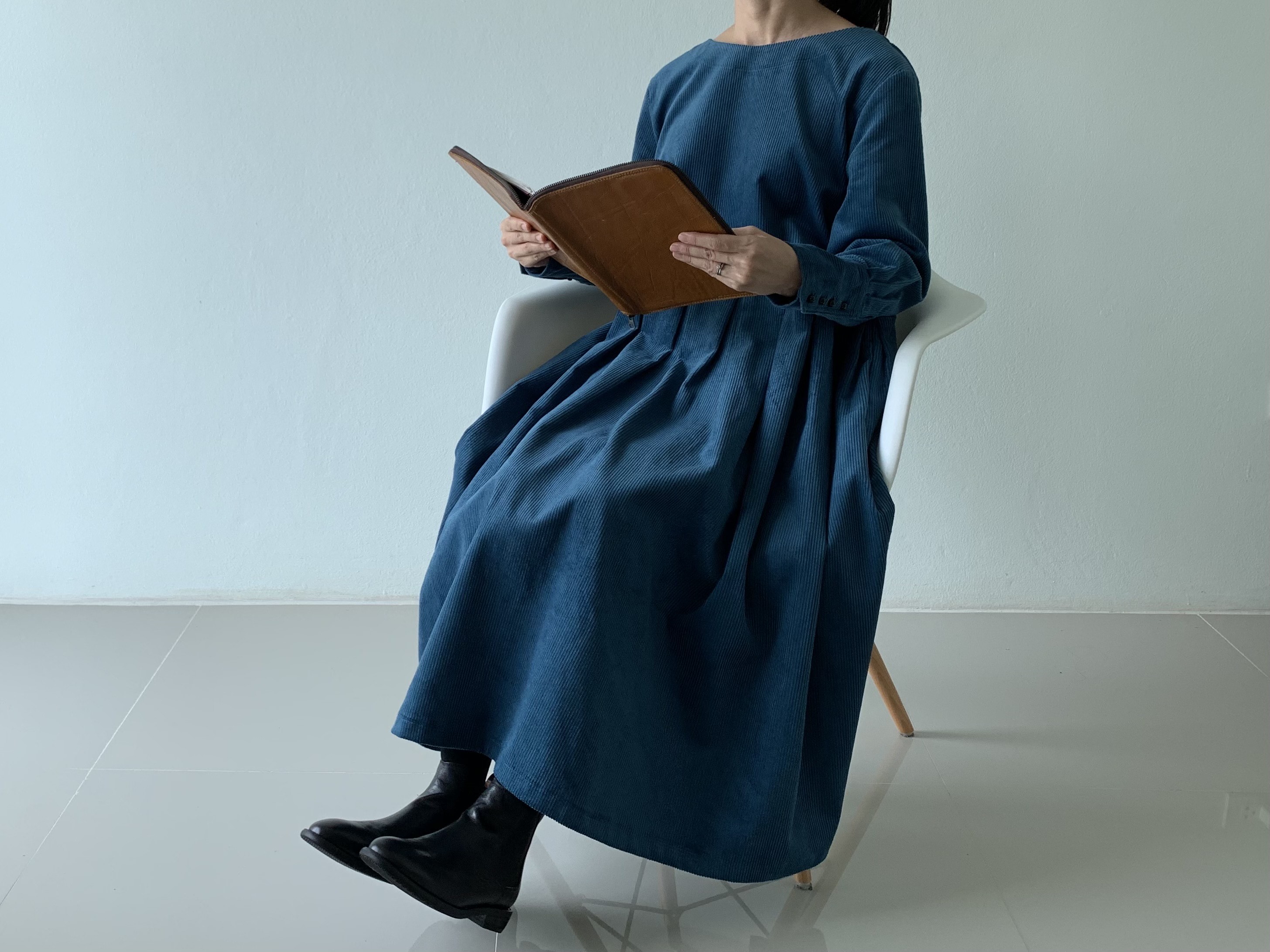 大人の可愛さを上品に格上げ。クラシカルな英国風コーデュロイワンピース。長袖  ポケット付き。ブルー色