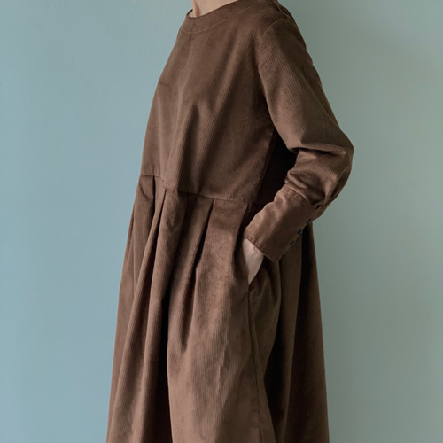 大人の可愛さを上品に格上げ。クラシカルな英国風コーデュロイ