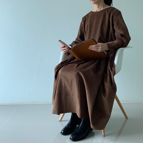 大人の可愛さを上品に格上げ。クラシカルな英国風コーデュロイ