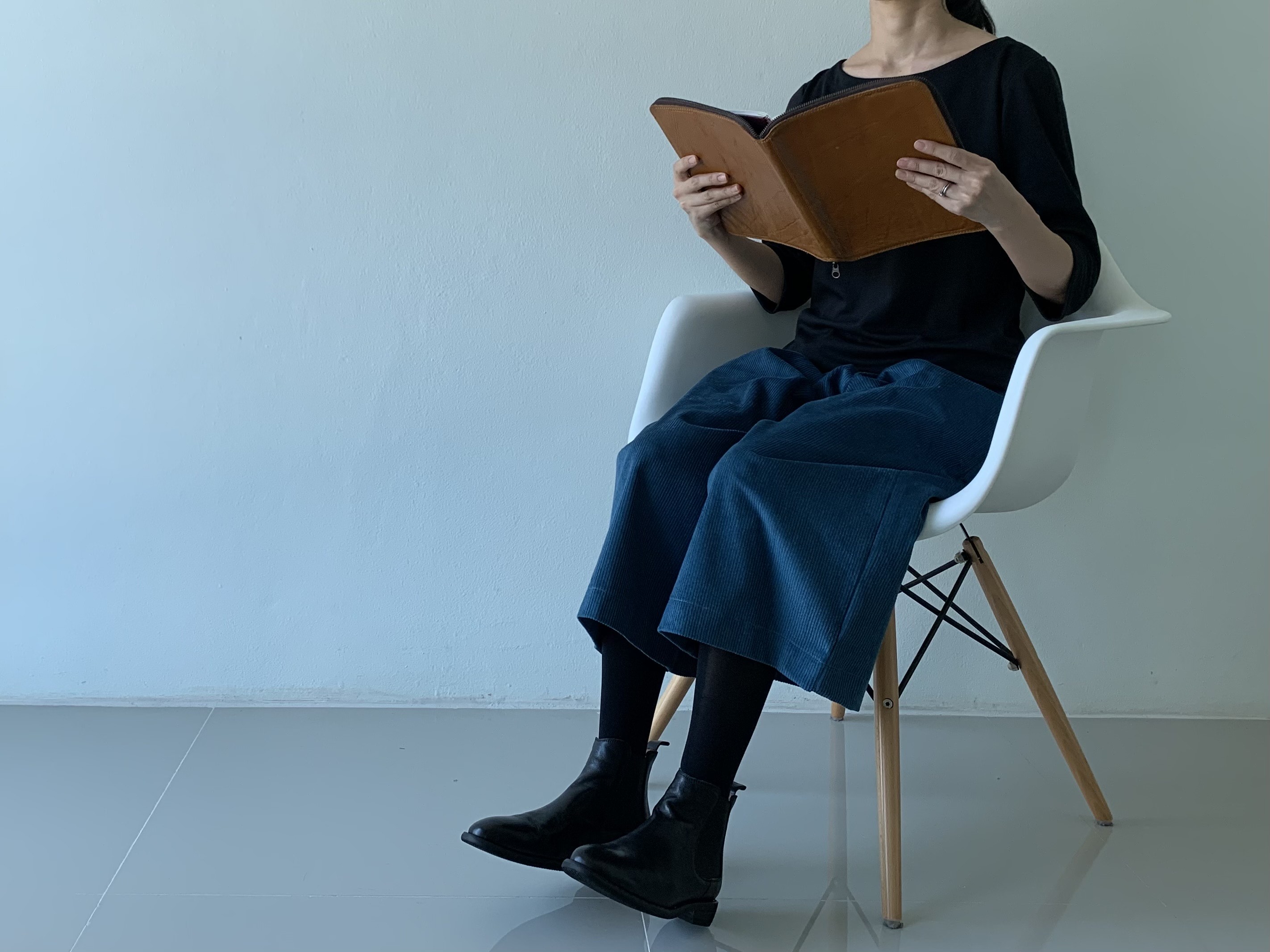 【再販たくさんのお声の1枚】秋冬だけのしっとりコーディロイブルーが綺麗な着心地抜群ワイドパンツ。