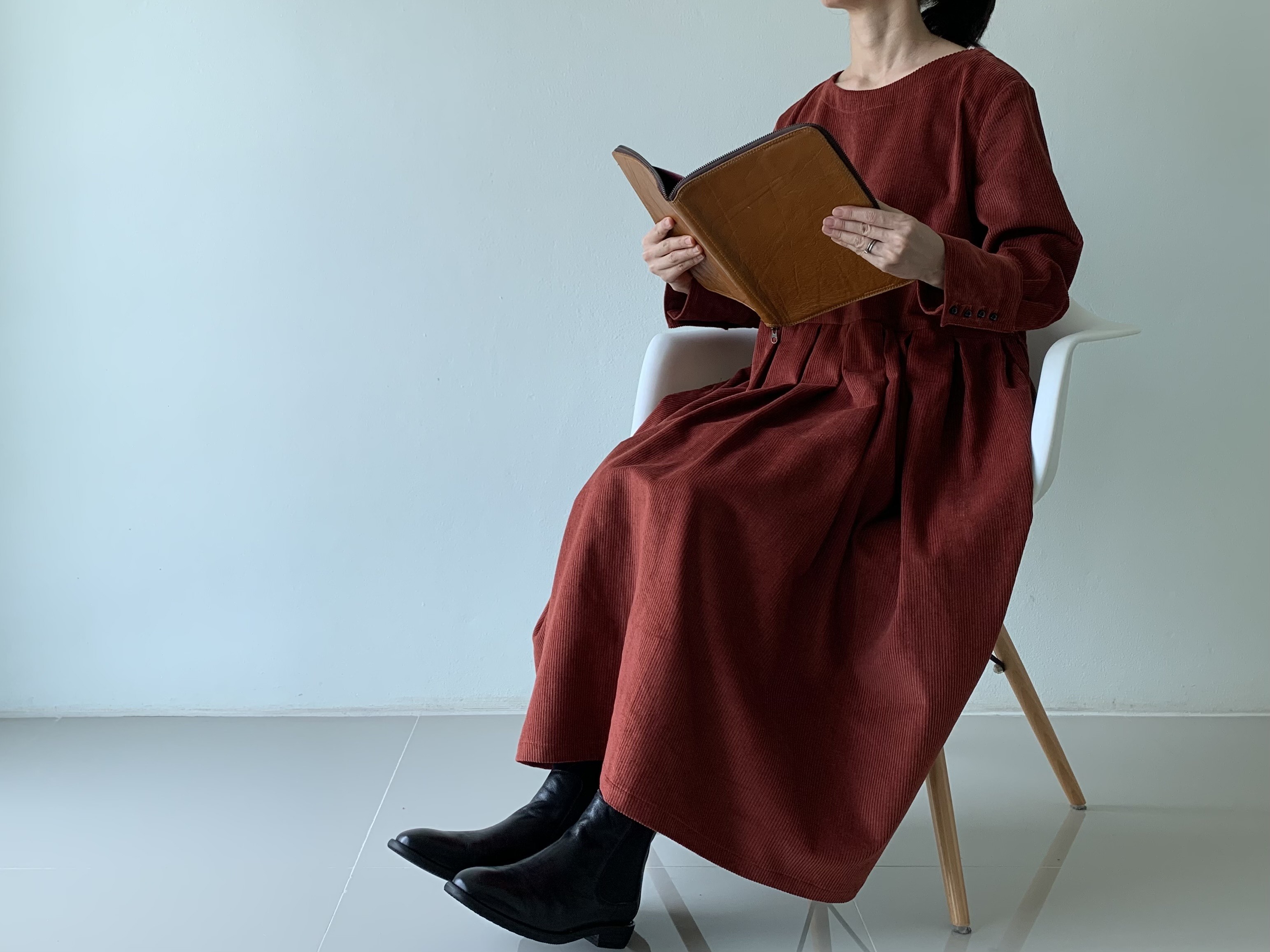 大人の可愛さを上品に格上げ。クラシカルな英国風コーデュロイワンピース。長袖 ポケット付き。ブリックレッド色