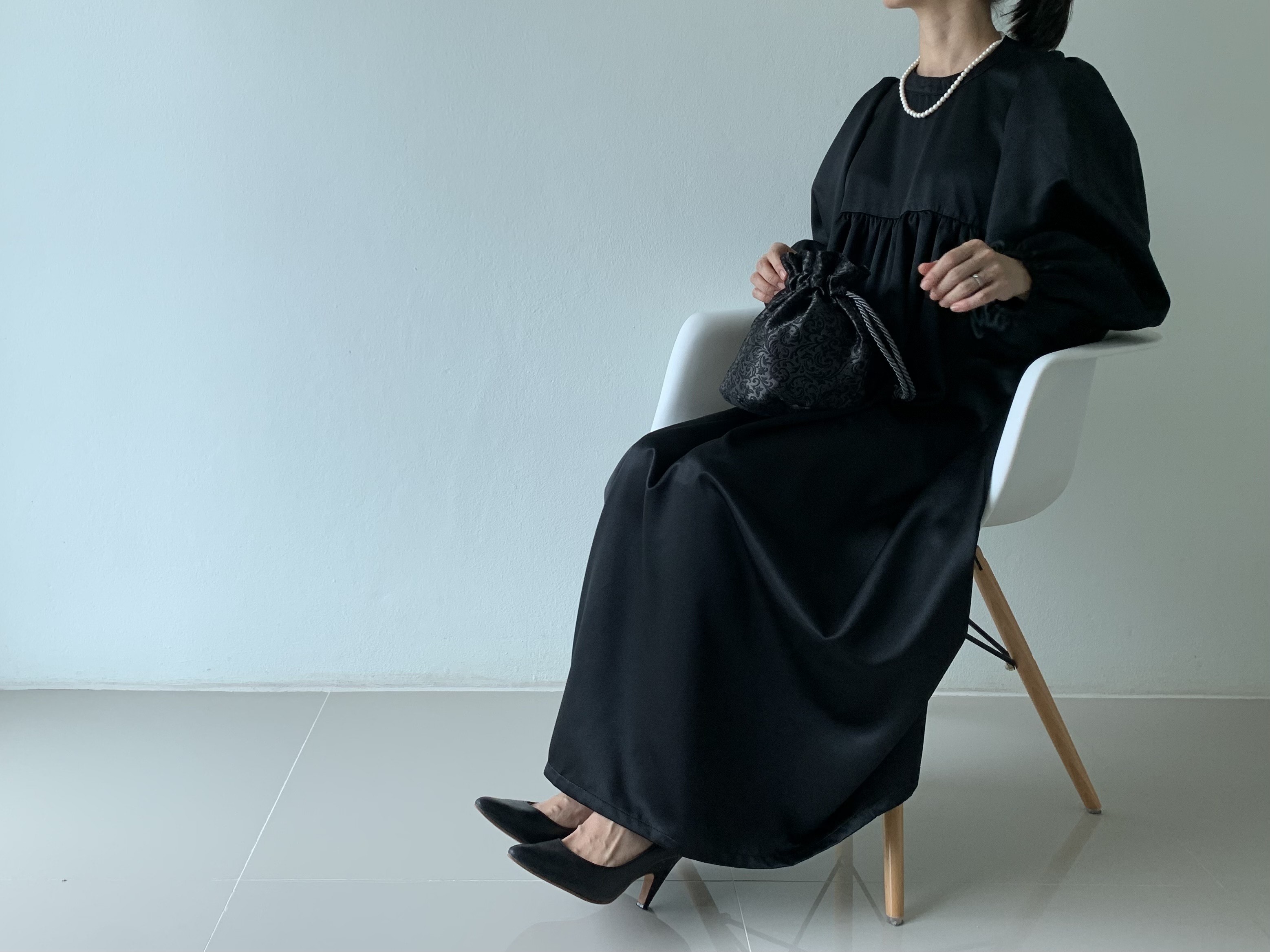 「シャイニー」で「ゴージャス」なブラックギャザーワンピース。光りと豪華さが魅せる大人ドレス。フォーマル　黒