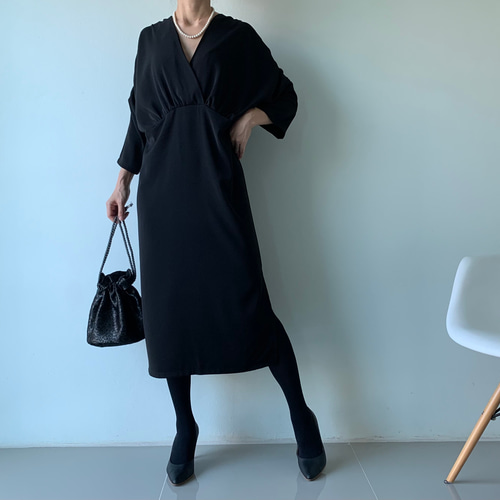 女性らしい曲線美。カシュクール×ギャザー入りドルマンスリーブ