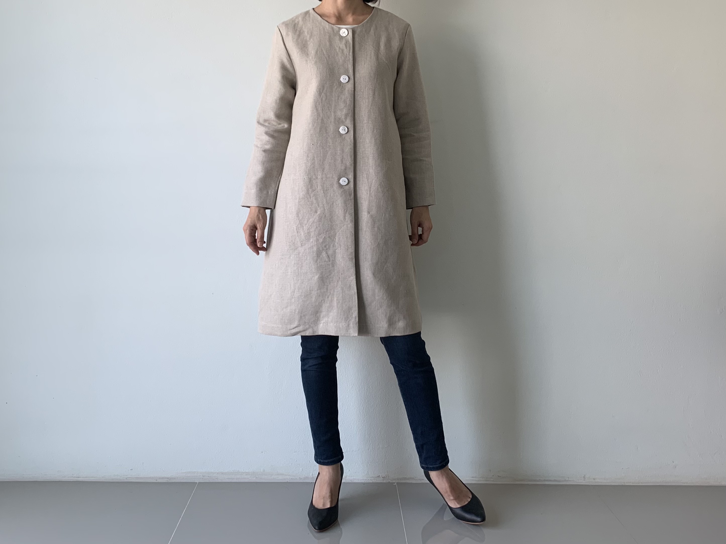 シンプルを極めた。これぞAライン春ノーカラーコート。 上質リネン。長袖  生成り色  貝ボタン  Aライン