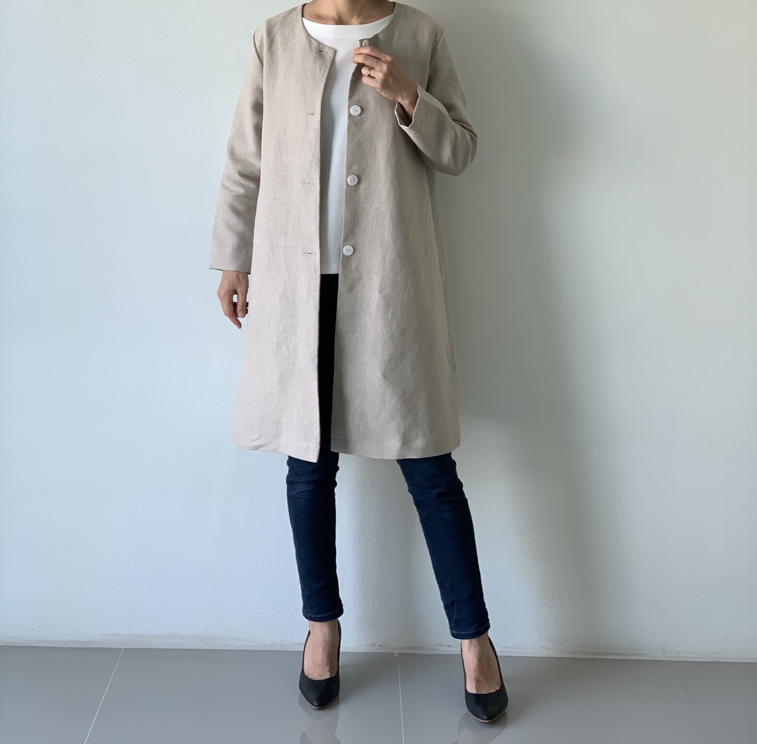 シンプルを極めた。これぞAライン春ノーカラーコート。 上質リネン。長袖  生成り色  貝ボタン  Aライン