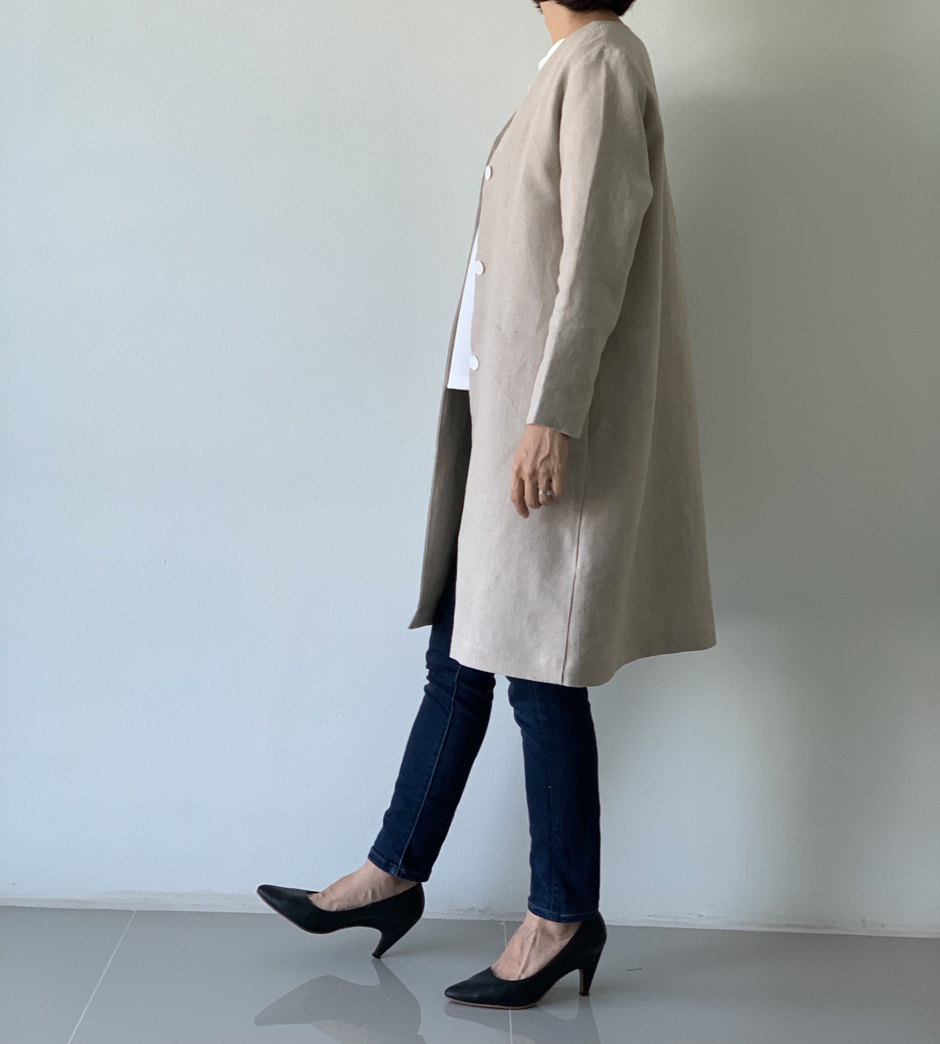 シンプルを極めた。これぞAライン春ノーカラーコート。 上質リネン。長袖  生成り色  貝ボタン  Aライン