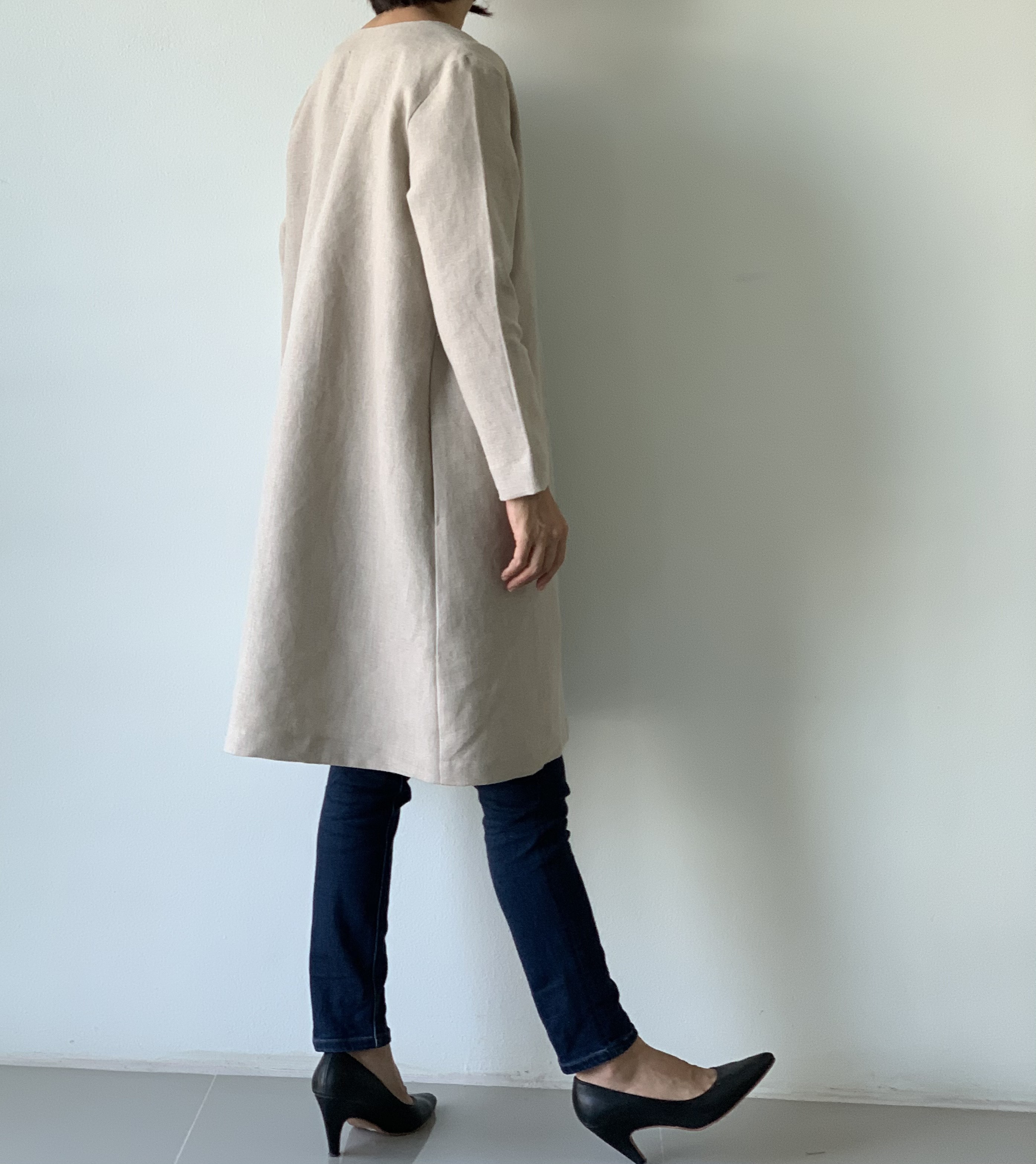 シンプルを極めた。これぞAライン春ノーカラーコート。 上質リネン。長袖  生成り色  貝ボタン  Aライン