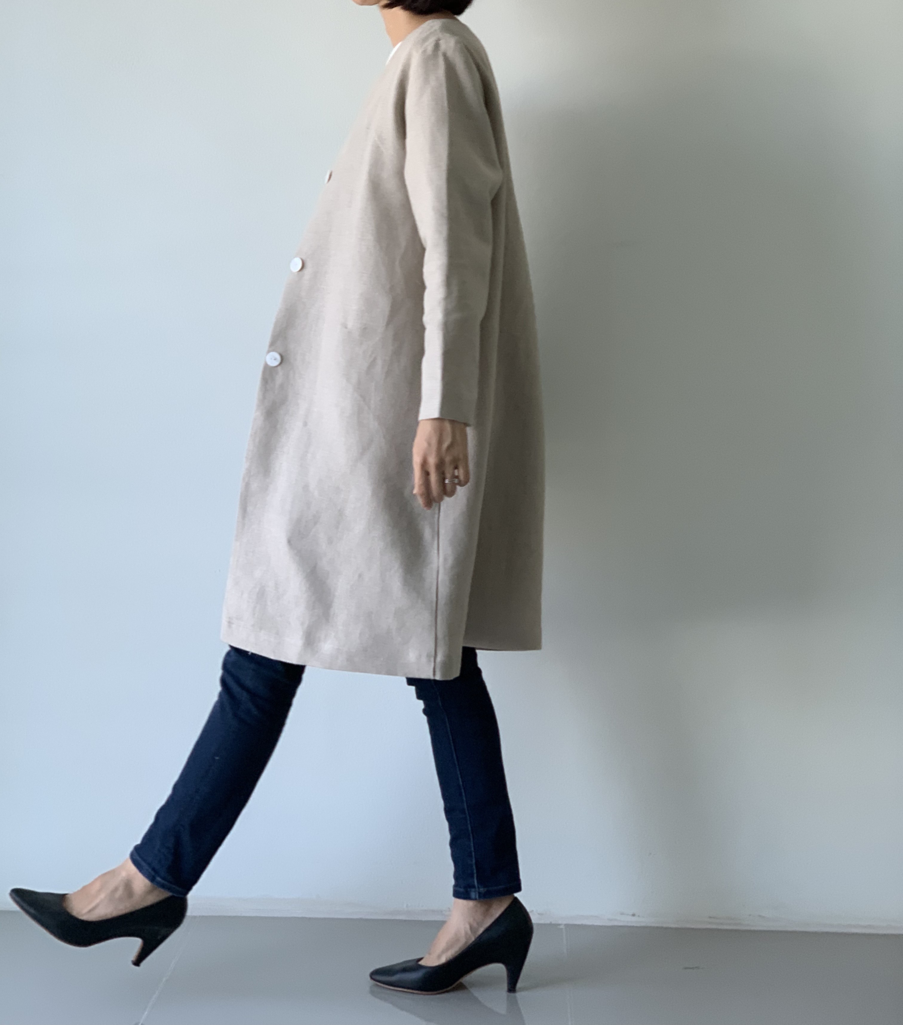 シンプルを極めた。これぞAライン春ノーカラーコート。 上質リネン。長袖  生成り色  貝ボタン  Aライン