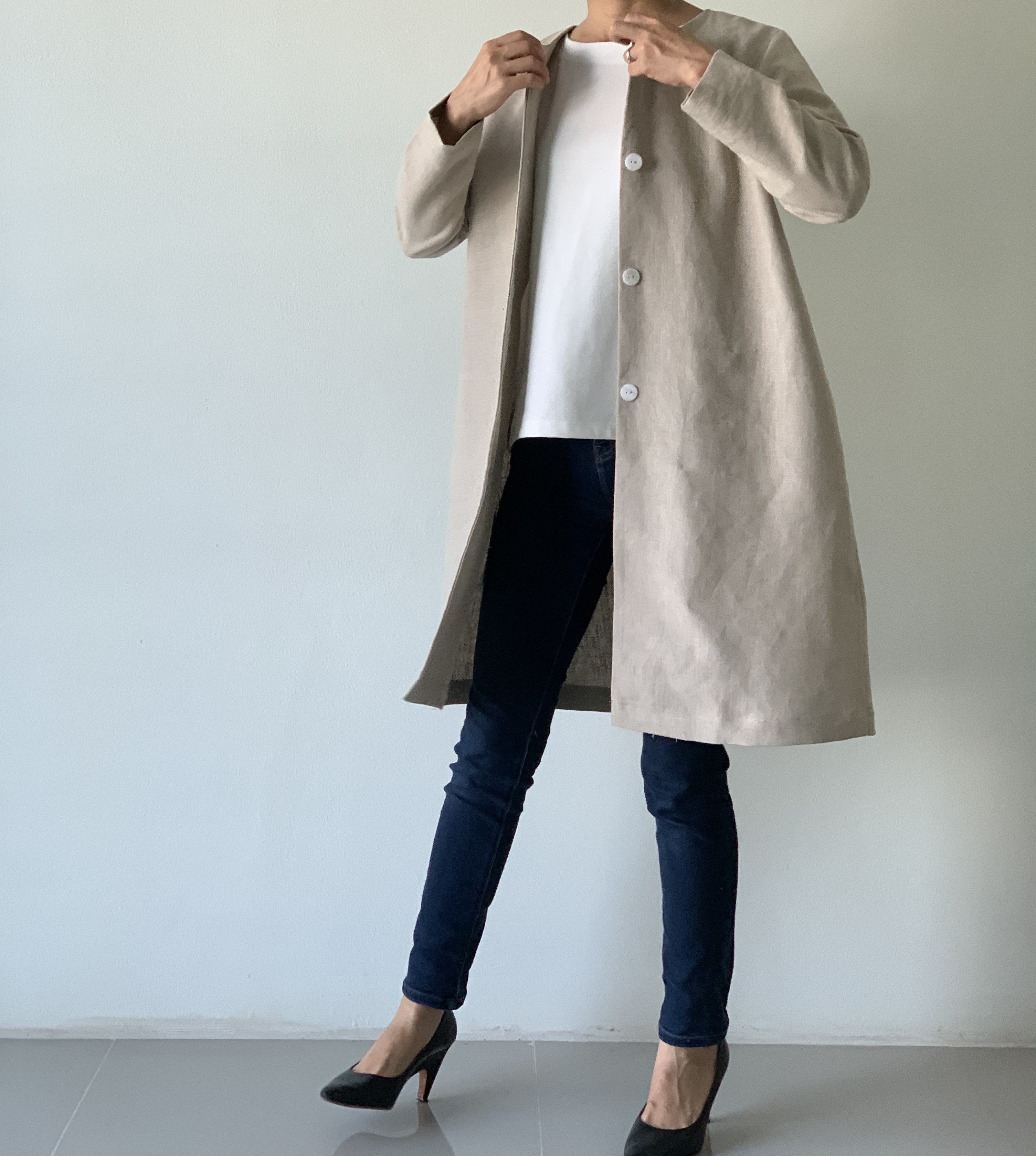 シンプルを極めた。これぞAライン春ノーカラーコート。 上質リネン。長袖  生成り色  貝ボタン  Aライン