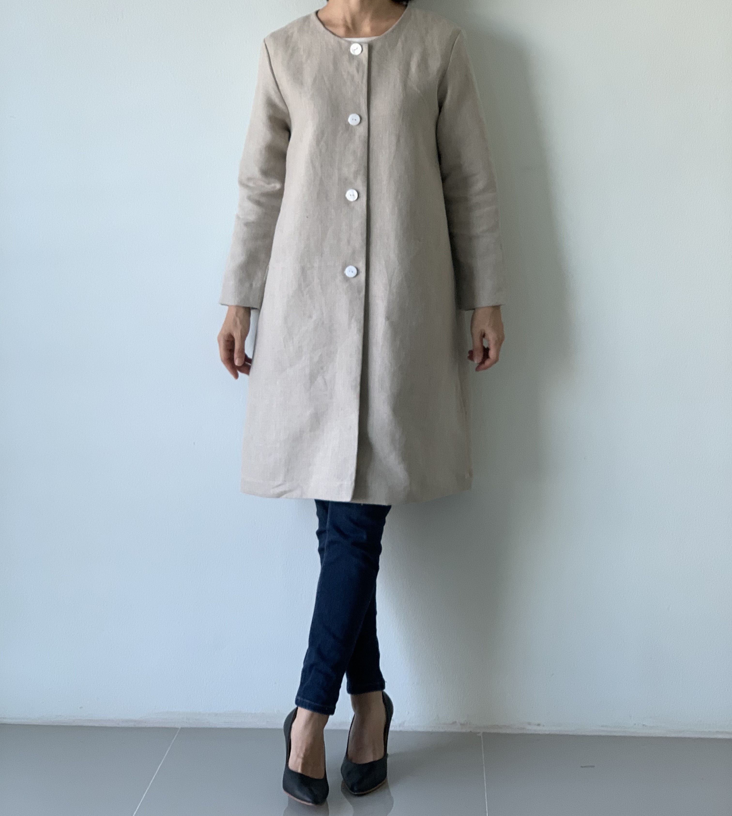 シンプルを極めた。これぞAライン春ノーカラーコート。 上質リネン。長袖  生成り色  貝ボタン  Aライン