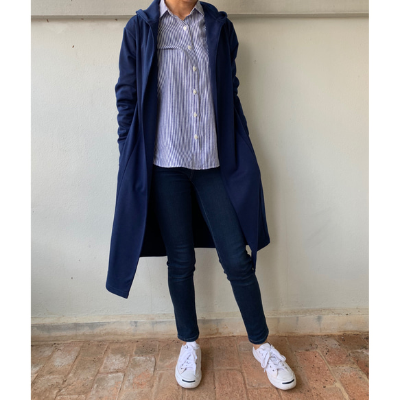 大人顔の″上品″ロングパーカー。縦長効果も期待。万能ポンチ素材パーカーロングコート。紺色。PPLC/01 NV F 10枚目の画像