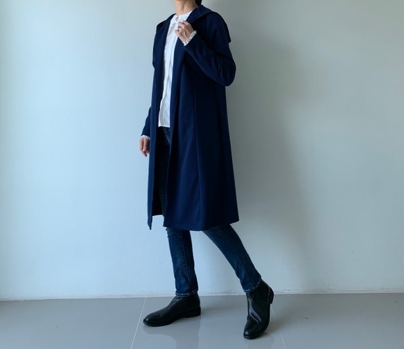 大人顔の″上品″ロングパーカー。縦長効果も期待。万能ポンチ素材パーカーロングコート。紺色。PPLC/01 NV F 2枚目の画像