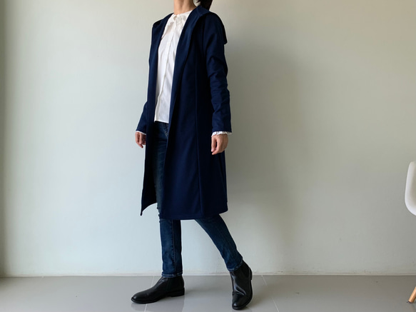 大人顔の″上品″ロングパーカー。縦長効果も期待。万能ポンチ素材パーカーロングコート。紺色。PPLC/01 NV F 3枚目の画像