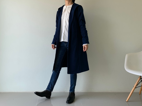 大人顔の″上品″ロングパーカー。縦長効果も期待。万能ポンチ素材パーカーロングコート。紺色。PPLC/01 NV F 4枚目の画像