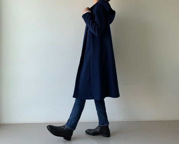 大人顔の″上品″ロングパーカー。縦長効果も期待。万能ポンチ素材パーカーロングコート。紺色。PPLC/01 NV F 5枚目の画像