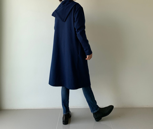 大人顔の″上品″ロングパーカー。縦長効果も期待。万能ポンチ素材パーカーロングコート。紺色。PPLC/01 NV F 6枚目の画像